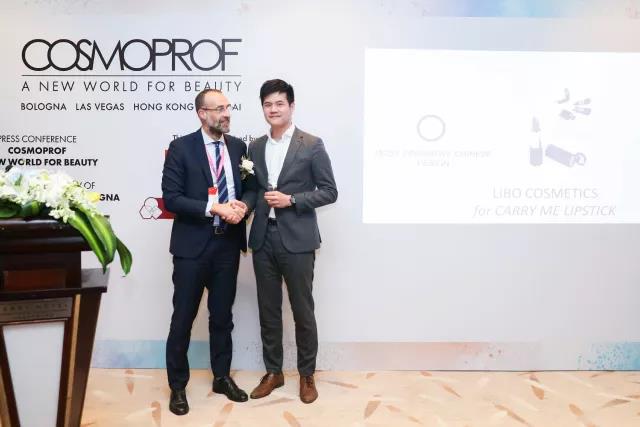 由博洛尼亚展览集团、Cosmoprof有限公司国际市场总监Enrico Zannini先生授予企业代表奖杯.jpg